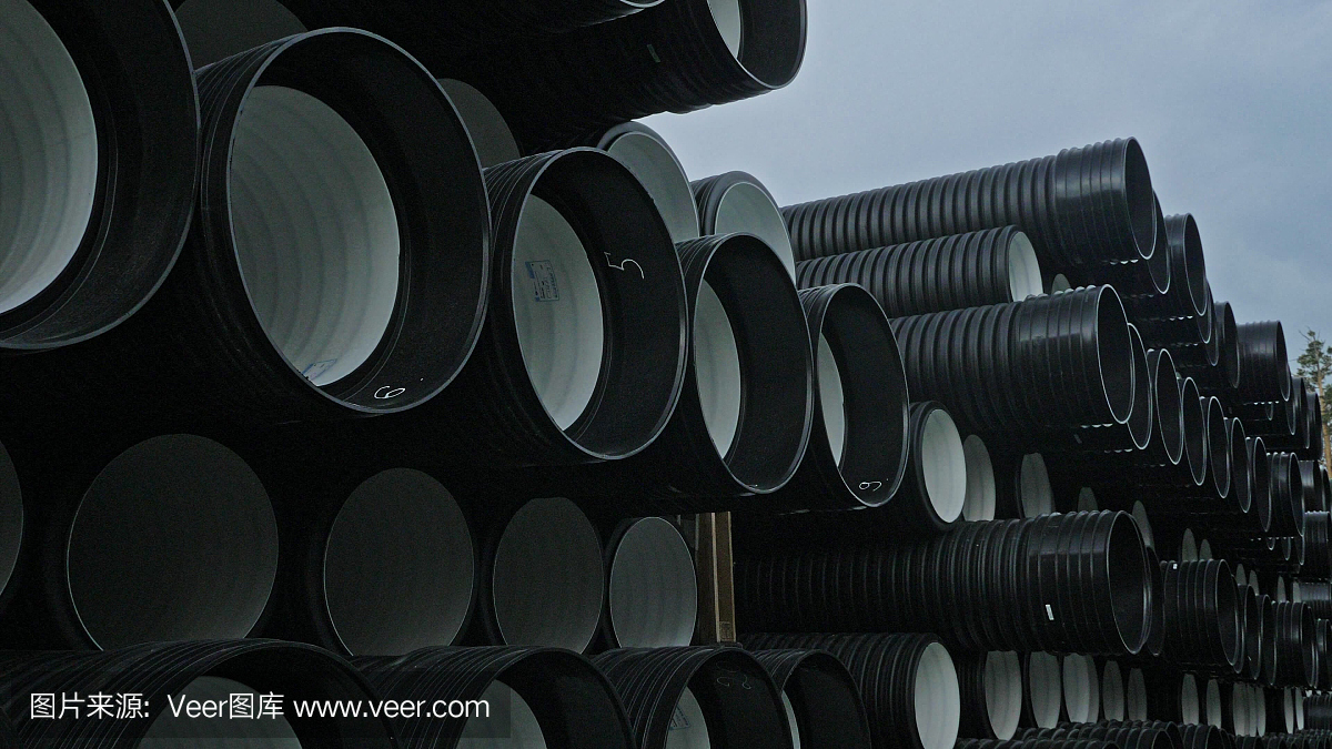 成品塑料管倉(cāng)庫(kù),工業(yè)戶外儲(chǔ)存場(chǎng)地。生產(chǎn)塑料水管的工廠。