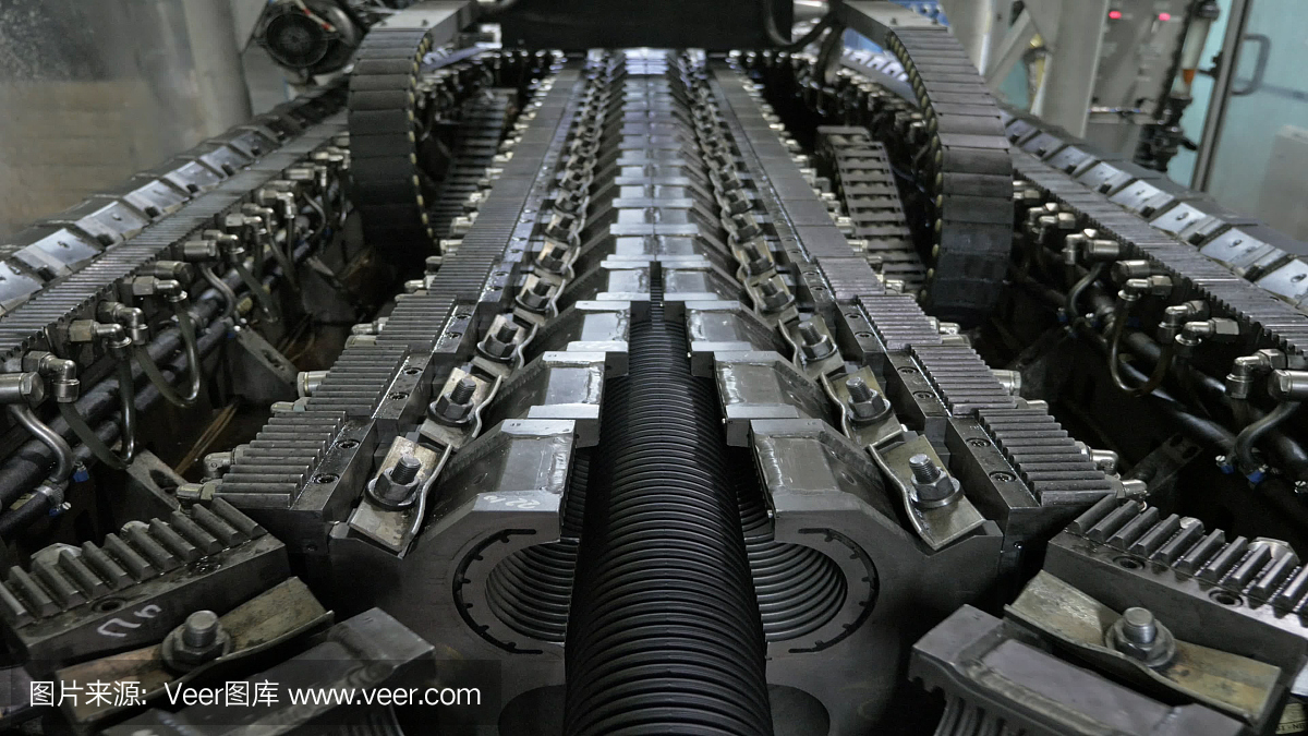 塑料水管制造。生產(chǎn)管子到工廠。用水和空氣的壓力在機(jī)床上制造塑料管的過程。特殊波紋形式。